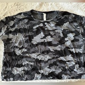 Lululemon Crop Camo workout shirt